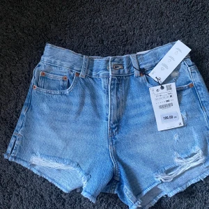 Jeans shorts  - Jeans shorts från Zaras barnavdelning i storlek 152. Helt oanvända och med prislapp på. Säljer dem då de är för stora för mig.💗