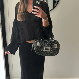 Blus - Använd en gång, har sytt om själv där nere till kortare 