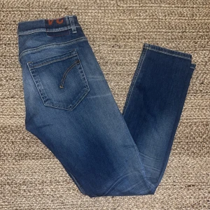 Dondup George - Säljer dessa riktigt feta Dondup jeansen i George modellen. Storleken är 34 och skicket är 8/10. Finns det frågor är det bara att skriva! Pris går att diskutera👍