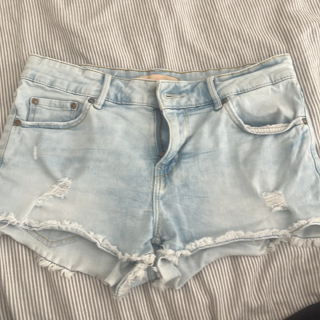 lågmidjade shorts