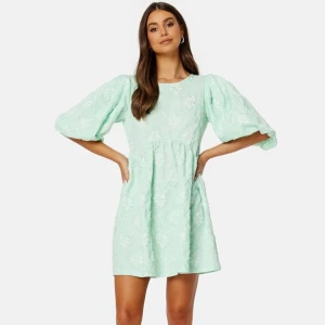 Superfin sommarklänning💖🌟 - Säljer denna supersnygga klänningen från Bubbleroom. Den är i superfint skick då den använts en gång, ser exakt ut som på bilderna.✨Superskön och gullig med knyte bak.😍 Passar perfekt under sommartillställningsr tex midsommar.💖 Org. pris 999kr 