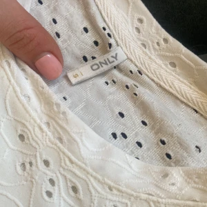 Only vitt topp/T-shirt  - Vit broderad topp/ T-shirt i bra skick från only i storlek S, men passar även som xs. Säljer då den inte kommer till användning längre💕💕nypris 299kr