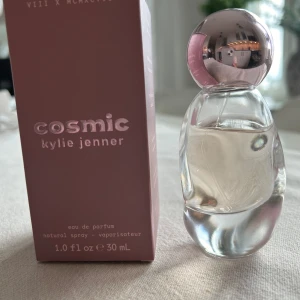 'Cosmic' Kylie Jenner  - Eau de parfym 'Cosmic' by Kylie Jenner, 30ml. Köpt på Kicks för 595:- säljes för 300:- (Endast testad ett par ggr). 