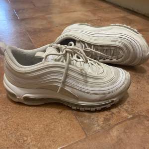 Ett par väl använda air Max 97or, dock är de ännu precis lika bekväma som när de var nyköpta. Utöver att de är smutsiga är det inga andra defekter. Buda jättegärna!!🩷o har av er vid frågor eller funderingar 