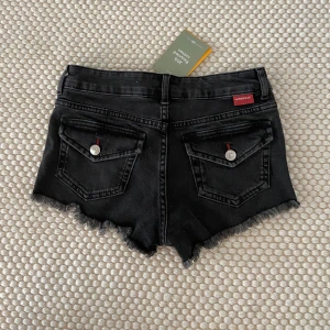 Lågmidjade jeansshorts  - Säljer dessa shortsen med supercoola fickor ifrån H&M!!🤩🤩 helt nya med lappen kvar. Skriv om du har några frågor eller funderingar 💞 använd gärna köp nu !💓