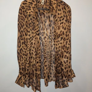 RAT & BOA silkesblus leopard i storlek small - RAT & BOA silkesblus leopard i storlek small , i fint skick förutom att den saknar två knappar (se bild 3) och därav pris.