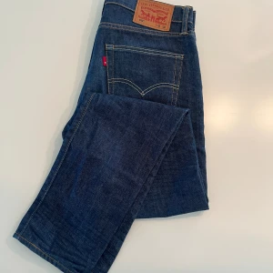 Levi’s jeans - Säljer mina Levi’s 512 W 32 L 32 då de ej kommer till användning mer. De har en snygg blå färg som passar till allt👖 Skicket är 10/10 då de är använda Max 2-3 ggr. Nypris 1100-1300 mitt pris 349!