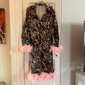 Leopardmönstrad pyjamas med fjädrar  - Leopardmönstrad pyjamas med fjädrar i M