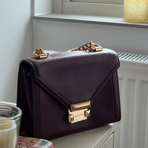 Vinröd väska Michael Kors - Använd endast 2 gånger, i mycket gott skick. Från Michael kors. 