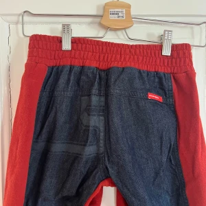 Lågmidjade jeans från Mexx med racerdetaljer - Superfina lågmidjade byxor från Mexx som tyvärr är lite små på mig, storlek W26. Kan skicka fler bilder på detaljerna på benet mm 