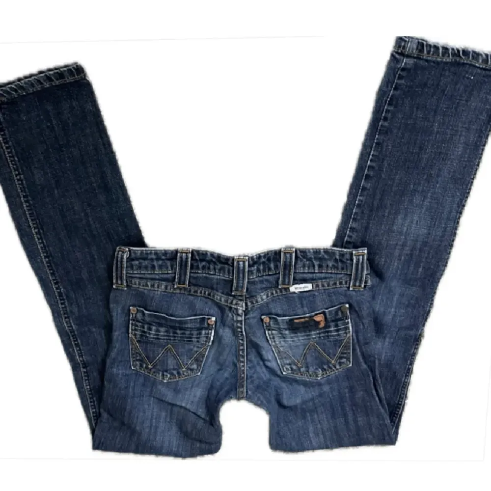 *LÅNADE BILDER* Lågmidjade bootcut jeans från Wrangler. Köpta här på Plick men var aningen för små för mig så säljer därför vidare. Innerbenslängden är 79 cm och midjemåttet är 39 cm. . Jeans & Byxor.