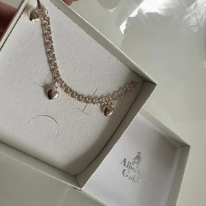 Silver armband - Silver Bismarck BREDD (MM) 4 HÖJD (MM) 1.3 LÄNGD (CM) 16 Bismarcklänk i äkta silver 16 cm med hjärtan.