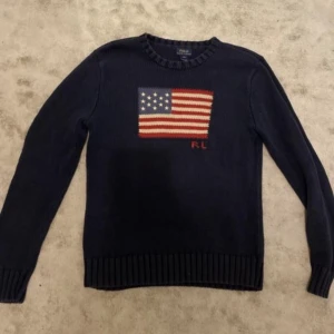 Raulp Lauren tröja - En stickad raulph Lauren tröja i gott skick. Storlek XL men sitter mer som M. Nypris 5000 kr.