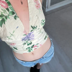 Sommar tröja💐 - En jätte fin tröja från Gina, använd fåtal gånger, är i ett fint skick. Säljs då den inte kommer till användning.🌸 Finns även matchande kjol till som man kan köp till. Kontakta via dm om du har frågor.💗