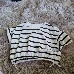 Top - Storlek 164 randig top med rosetter längst ner. Supper fin.