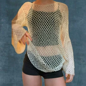 Ihålig lång tröja - En beige ihålig lång ”tröja” eller kort ”klänning”. Väldigt starkt material, snygg.