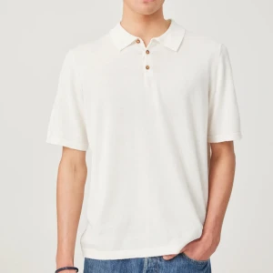 Piké kashmir  - Hej hej, en nyköpt piké i Kashmir. Är i storlek S men sitter som M. Säljer eftersom den var lite för stor, pytteliten fläck på baksidan, syns typ inte men annars knappt använd! Nypris 900 men säljs för 100!!!!!!