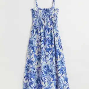 Blåvit blommig klänning i bra skick. Använd två gånger, perfekt till sommaren! 🌸☀️