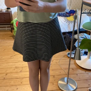 Randig kjol 🫶🏻 - Randig kjol i bra skick. Beroende på hur den stylas kan den passa både dig med alternativ stil och dig med mjukare stil. Den är storlek 146/152 men passar mig som är storlek small 💕