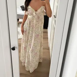 Blommig klänning från H&M, inga defekter  (Säljer åt en vän så har inte fler bilder, hon är 160 och bilderna är hennes egna) 🌸 