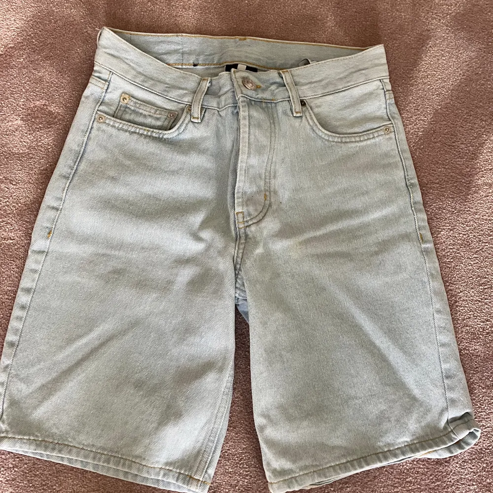 Jeans shorts från sweetsktbs, i fint skick i strlk xs. Kontakta för fler frågor, eller mer bilder!. Shorts.