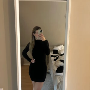 Svart stickad klänning  - Svart stickad klänning i bra skick!! XS✨