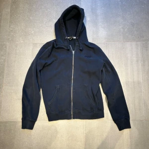 Hoodie från superdry - Blå zip hoodie. Väldigt bra passform. Storlek S. Är i relativt bra skick. Hör av dig vid frågor eller funderingar! 