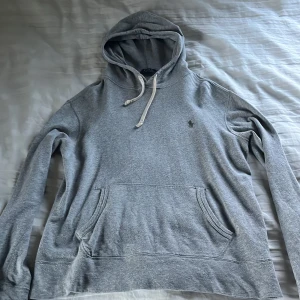 Polo Ralph Lauren hoodie  - En skit go raffe hoodie i skick 8/10 de finns inga fläckar på den eller något! Storleken är S och passar om du är 170-180 kan gå ner i pris vid snabb affär 