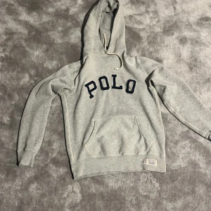 Ralph Lauren Hoodie - Hej , jag säljer denna Ralph Lauren hoodie då den inte har kommit till någon större användning för mig. Den är i bra skick och har inga deffekter eller fläckar. 