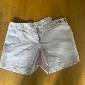 Shorts - Rosa kostymshorts med pressveck