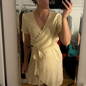 Klänning - Så fin klänning 💛💛 använd en gång
