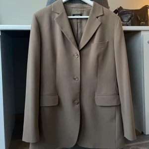 Oversized kavaj - Gudomlig kavaj köpt second hand😍Färgen påminner väldigt mycket om Matilda Djerfs kavaj! Står storlek 42 men passar allt ifrån S-L. Säljes då den är lite lång på mig som är 167😞Sitter säkert som en smäck på någon som är lite längre!