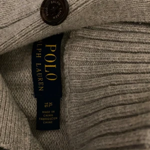 Polo Ralph lauren stickad quarter button - Säljer en polo Ralph lauren stickad quarter button  Grå i storlek xl den är autentisk  Men storleken är lite vajsing då jag har s då den nästan psssar mig men skulle säga att den är M eller L ish 