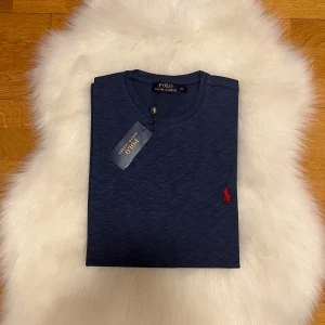 Ralph Lauren t-shirt - Snygg Ralph Lauren t-shirt i storlek M. Tröjan är aldrig använd och är i perfekt skick. Lappen är även kvar. Perfekt till sommaren!