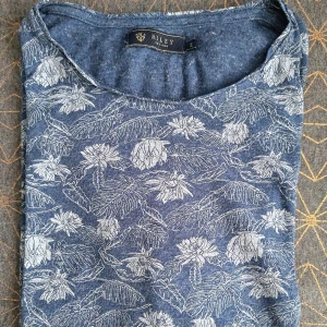 Riley blue t-shirt with leaves  - In ok condition. Would prefer pick-up in Stockholm rather than posting.