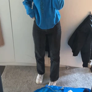 jeans  - svarta jeans från monki i storlek 28 (jag är 172cm)