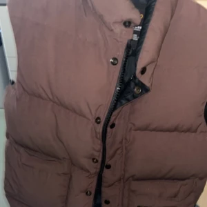 Canada goose väst - Prisförslag!? Bra skick(ÄKTA) Skriv för mer information  