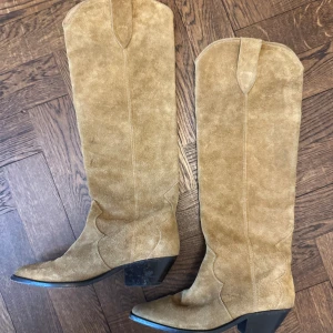 Isabel Marant skor - Denvee boot - Cowboy boot - Isabel Marant skor i storlek 39 i färgen Taupe!   Ordinarie pris är cirka 8000 sek 