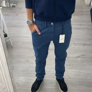 Grich byxor - Riktigt snygga byxor som passar perfekt till sommaren, de är i NYSKICK och aldrig använda. De är slimfit. Nypris: 750