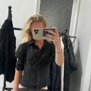 Fin svart blus - Svart blus med puffärm. Använd en gång. Storlek 32 från NA-KD 💕