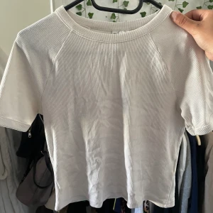 Vit crop top - Crop top från H&M använt typ 2 gånger! Passar inte riktigt mig:(