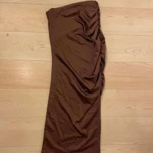 Kjol - Brun kjol med slits i storlek S. Skriv privat för fler bilder.