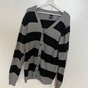 Randig cardigan  - Bra skick, köpt second hand. Aldrig använd på två år. Har aldrig haft chans att ha den! 