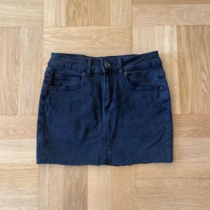 Svart jeanskjol - Säljer denna jeanskjolen som blivit för liten för mig🥰 i jättebra skick😌