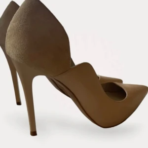 Beiga klackar från Zara  - Beiga klackar från Zara  Mocka på hälen och skinn övrigt . Använda 1ggr  