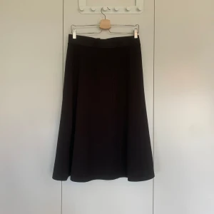 Svart alinje kjol  - Fin knälång svart kjol  