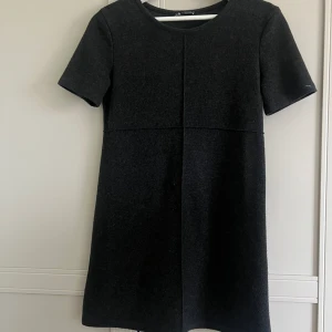 Zara klänning - Mörkgrå zara klänning. Använd fåtal gånger. 