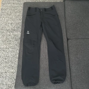 Säljer mina Haglöfs byxor eftersom de är inte min stil längre. Det finns inga dialekter, priset kan diskuteras och kan skicka mer bilder.  - Svarta Höglöfs byxor. 