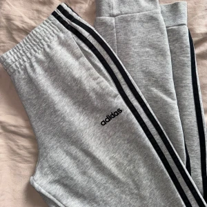 Adidasbyxor med svarta ränder - Adidasbyxor grå mjukis med svarta ränder XS/S, nyskick. 