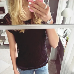 Svart spets topp - Säljer min svarta blus då den inte kommer till användning 🥰Den är i fint skick☺️
